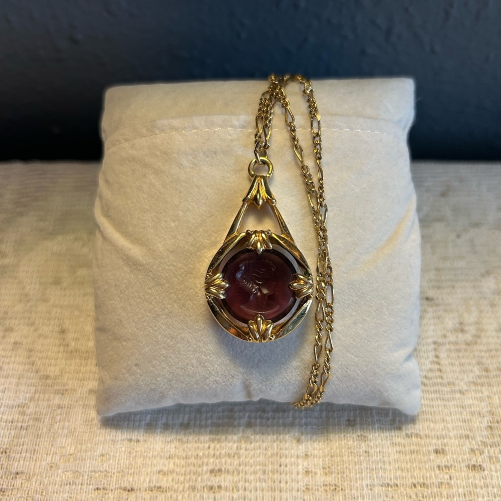 Vintage 1970’s Avon Intaglio Cameo Pendant Necklace